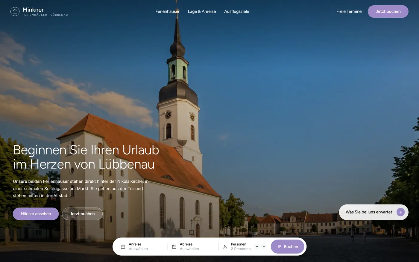 Startseite der Ferienhäuser Minkner mit der Nikolaikirche Lübbenau und Buchungsleiste
